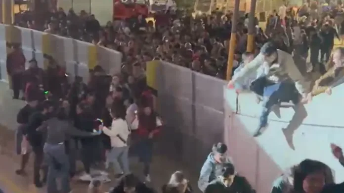 Caos en la Quinta Vergara: multitudes saltan muros tras el cierre de la Teletón 2024. Caos en la Quinta Vergara: multitudes saltan muros tras el cierre de la Teletón 2024.