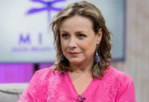 Claudia Conserva llega a votar en silla de ruedas