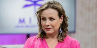 Claudia Conserva llega a votar en silla de ruedas