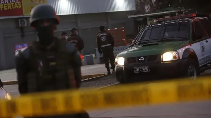Millonario robo en mall chino de Talagante: dueños y clientes retenidos. Millonario robo en mall chino de Talagante: dueños y clientes retenidos.