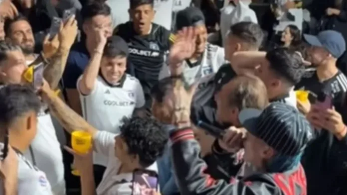 Artistas urbanos celebran el campeonato chileno con los jugadores de Colo Colo. Artistas urbanos celebran el campeonato chileno con los jugadores de Colo Colo.