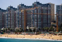 Descubre el sueldo necesario para adquirir un departamento en la playa en Chile.
