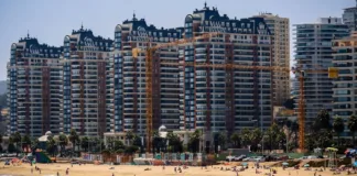 Descubre el sueldo necesario para adquirir un departamento en la playa en Chile.