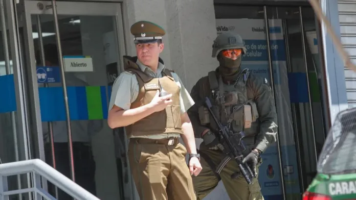 Un viudo de 55 años toma como rehén a una trabajadora de AFP en Las Condes. Un viudo de 55 años toma como rehén a una trabajadora de AFP en Las Condes.