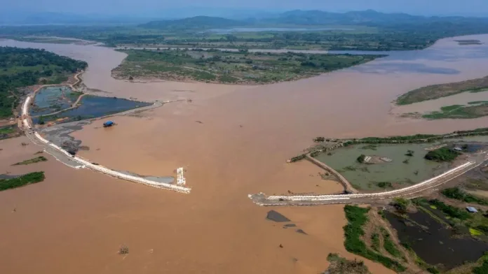 Gobierno de Colombia declara desastre por devastadoras inundaciones recientes. Gobierno de Colombia declara desastre por devastadoras inundaciones recientes.