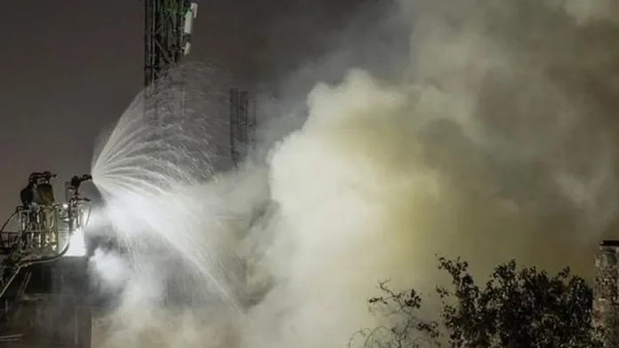 Tragedia en India: diez bebés pierden la vida en un incendio hospitalario. Tragedia en India: diez bebés pierden la vida en un incendio hospitalario.