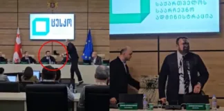 Protesta en Georgia: tinta lanzada al jefe electoral durante confirmación de resultados.