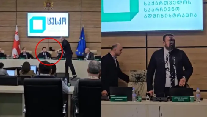 Protesta en Georgia: tinta lanzada al jefe electoral durante confirmación de resultados. Protesta en Georgia: tinta lanzada al jefe electoral durante confirmación de resultados.