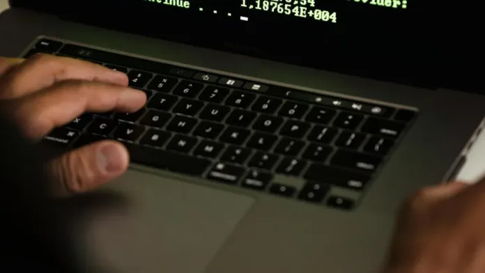 La policía peruana investiga un robo millonario a cuentas chilenas por un hacker. La policía peruana investiga un robo millonario a cuentas chilenas por un hacker.