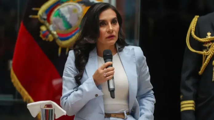 Ecuador suspende a la vicepresidenta por abandono injustificado del trabajo. Ecuador suspende a la vicepresidenta por abandono injustificado del trabajo.