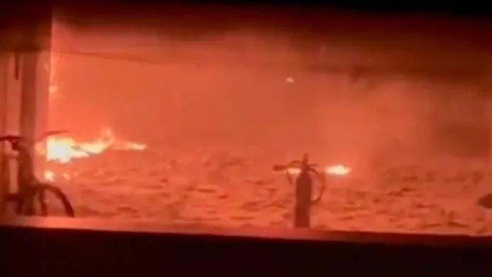 Tragedia en India: al menos 10 bebés pierden la vida en incendio hospitalario. Tragedia en India: al menos 10 bebés pierden la vida en incendio hospitalario.