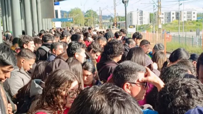 Aglomeración de personas en estación de Biotren en Concepción por problemas de infraestructura. Aglomeración de personas en estación de Biotren en Concepción por problemas de infraestructura.