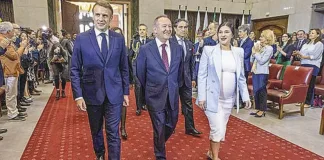 Macron resalta modernización del acuerdo Chile-UE y advierte sobre hegemonía comercial.