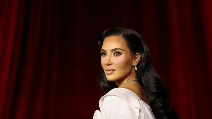 Kim Kardashian compra una exclusiva pieza de decoración por 5 millones de dólares. Kim Kardashian compra una exclusiva pieza de decoración por 5 millones de dólares.