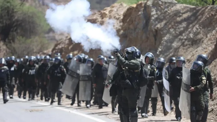 Bloqueos en Bolivia: un policía fallece tras ser atropellado por un sospechoso.