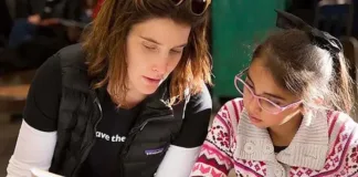 Una actriz de Marvel inspira a niñas a soñar en grande y a ser valientes.