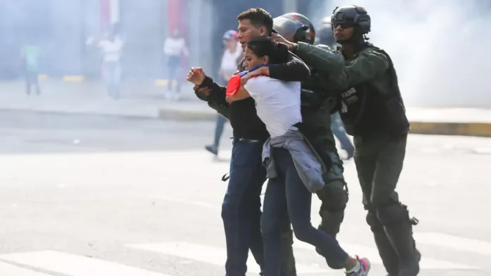 Excarcelan a 10 presos políticos tras la muerte de un manifestante en prisión. Excarcelan a 10 presos políticos tras la muerte de un manifestante en prisión.