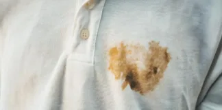 Descubre trucos sencillos para eliminar manchas de café de tu ropa.