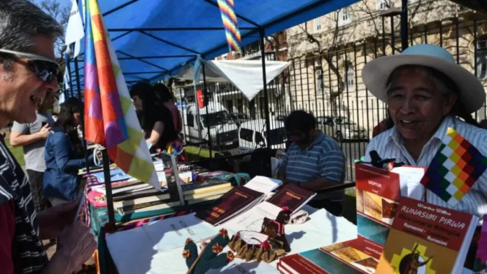 Descubre la riqueza cultural en la segunda edición de la Feria del Libro sobre Pueblos Originarios. Descubre la riqueza cultural en la segunda edición de la Feria del Libro sobre Pueblos Originarios.