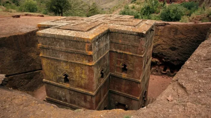 Lalibela: un destino sagrado que cautiva con su historia y arquitectura única. Lalibela: un destino sagrado que cautiva con su historia y arquitectura única.