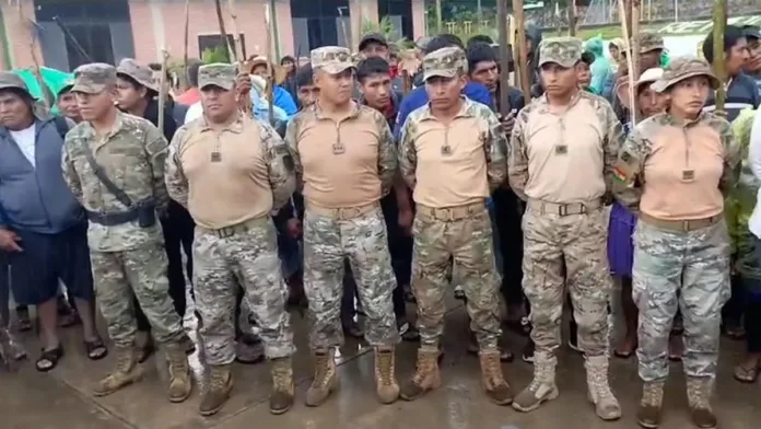 El gobierno de Bolivia denuncia el secuestro de 200 oficiales por seguidores de Morales. El gobierno de Bolivia denuncia el secuestro de 200 oficiales por seguidores de Morales.