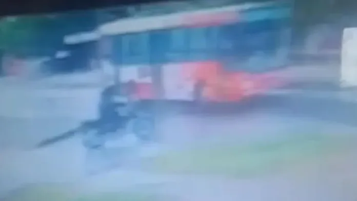 Trágico accidente en La Plata: motociclista fallece tras colisión con colectivo. Trágico accidente en La Plata: motociclista fallece tras colisión con colectivo.