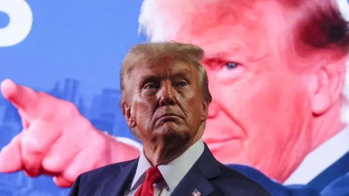 Trump inicia su mandato con promesas de deportaciones masivas y cambios drásticos. Trump inicia su mandato con promesas de deportaciones masivas y cambios drásticos.