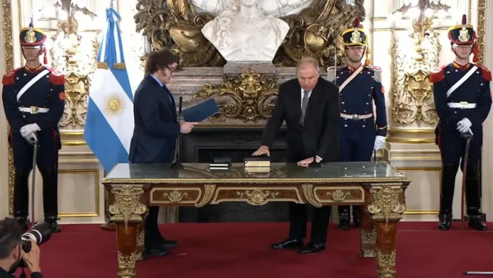 Javier Milei toma juramento a Gerardo Werthein como nuevo Canciller de Argentina. Javier Milei toma juramento a Gerardo Werthein como nuevo Canciller de Argentina.