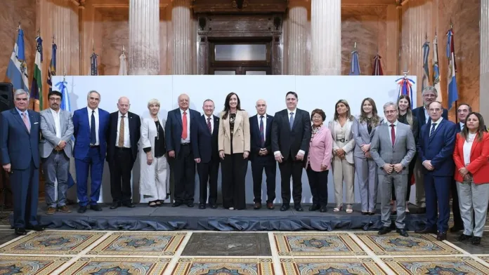 Victoria Villarruel y el presidente del Senado de Chile analizan el comercio bilateral. Victoria Villarruel y el presidente del Senado de Chile analizan el comercio bilateral.