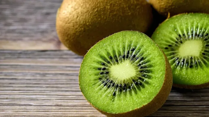 Descubre los sorprendentes beneficios de comer un kiwi diario.