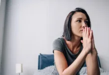 El riesgo de suicidio en hijos adultos aumenta al alcanzar la edad de pérdida parental.