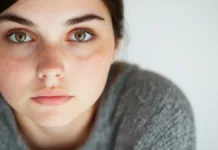 La viralidad de la "cara de cortisol" en TikTok y sus riesgos para la salud.