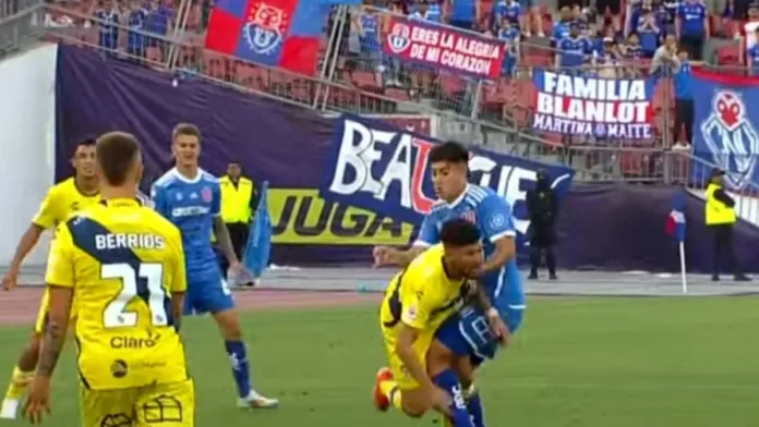 Marcelo Morales sugiere algo con un maletín tras el gol anulado a la U. Marcelo Morales sugiere algo con un maletín tras el gol anulado a la U.