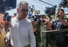 Joaquín Lavín Infante apoya a Cathy Barriga en su visita a San Miguel.