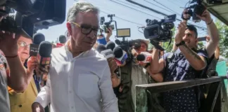 Joaquín Lavín Infante apoya a Cathy Barriga en su visita a San Miguel.