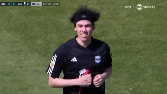 Un youtuber argentino sorprende al debutar en Primera y ser reemplazado rápidamente. Un youtuber argentino sorprende al debutar en Primera y ser reemplazado rápidamente.
