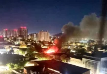 Bomberos luchan contra incendio en Barrio Yungay