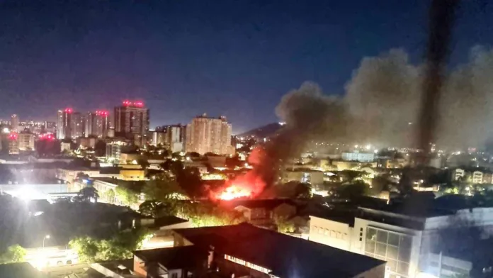 Bomberos luchan contra incendio en Barrio Yungay Bomberos luchan contra incendio en Barrio Yungay