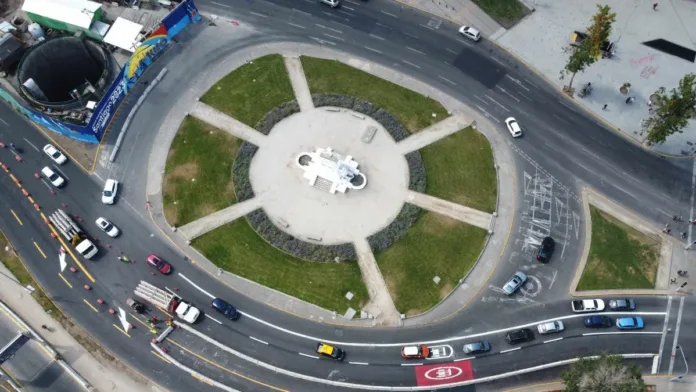 Descubre los cambios en Plaza Baquedano y los desvíos de tránsito en Alameda. Descubre los cambios en Plaza Baquedano y los desvíos de tránsito en Alameda.