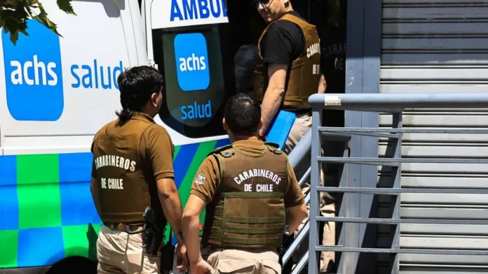 Un hombre toma como rehén a una cajera tras intentar retirar la pensión de su esposa. Un hombre toma como rehén a una cajera tras intentar retirar la pensión de su esposa.