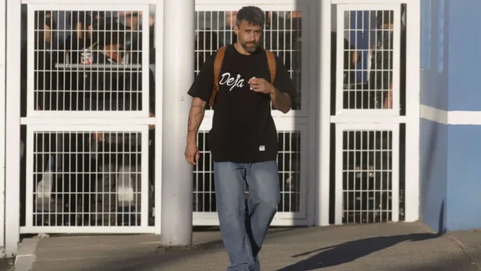 Jorge Valdivia sale de la cárcel de Rancagua: un momento impactante. Jorge Valdivia sale de la cárcel de Rancagua: un momento impactante.