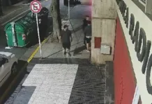 Tres chilenos arrestados por vandalismo en sede de partido político en Argentina.