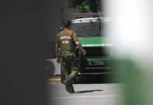 Ataque a comisaría en Huechuraba: sujetos lanzan objetos desde un bus.