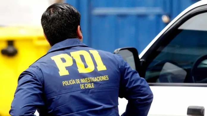PDI captura a asaltantes en el barrio Yungay tras un tiroteo. PDI captura a asaltantes en el barrio Yungay tras un tiroteo.