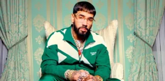 Anuel llega con más de una hora de retraso a su esperado concierto en Santiago.