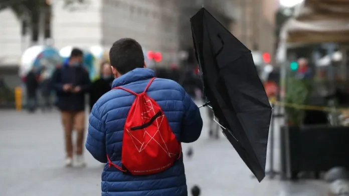 La Región Metropolitana bajo aviso de viento: alerta en siete regiones del país. La Región Metropolitana bajo aviso de viento: alerta en siete regiones del país.