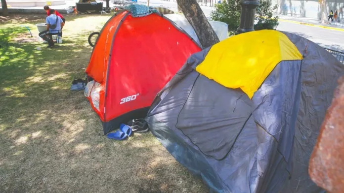 Contraloría advierte a tres municipalidades sobre carpas en la vía pública. Contraloría advierte a tres municipalidades sobre carpas en la vía pública.