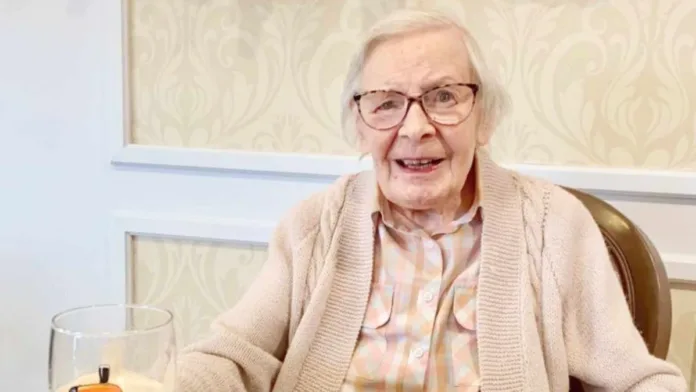 Mujer de 105 años comparte su sorprendente secreto para vivir más y mejor. Mujer de 105 años comparte su sorprendente secreto para vivir más y mejor.