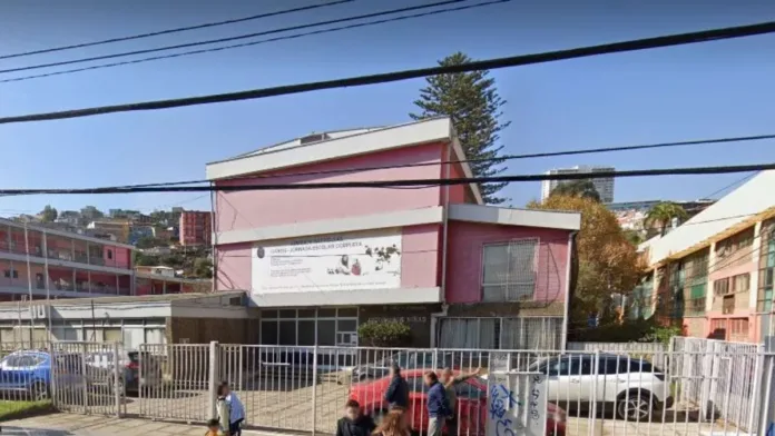 Una madre comparte su dolor tras la tragedia de su hija en el liceo. Una madre comparte su dolor tras la tragedia de su hija en el liceo.
