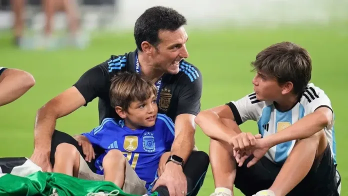 El hijo de Scaloni revela su admiración por un inesperado jugador argentino. El hijo de Scaloni revela su admiración por un inesperado jugador argentino.